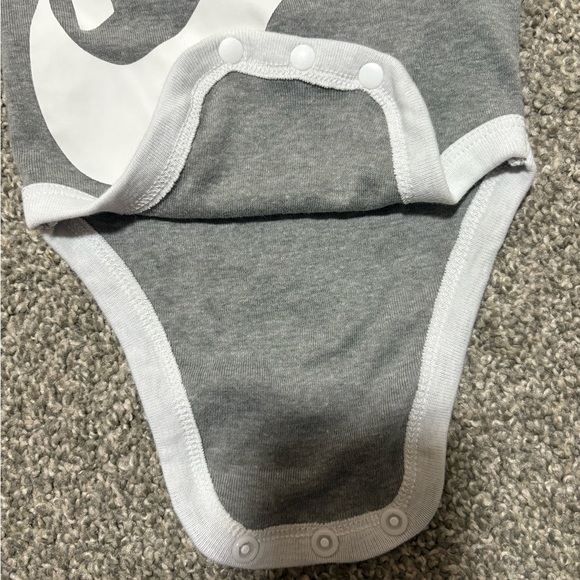 Nike Air Jordan Baby Boys One-Piece Grey Snap Button Bodysuit - Size 0-6 Months - Picture 3 of 6